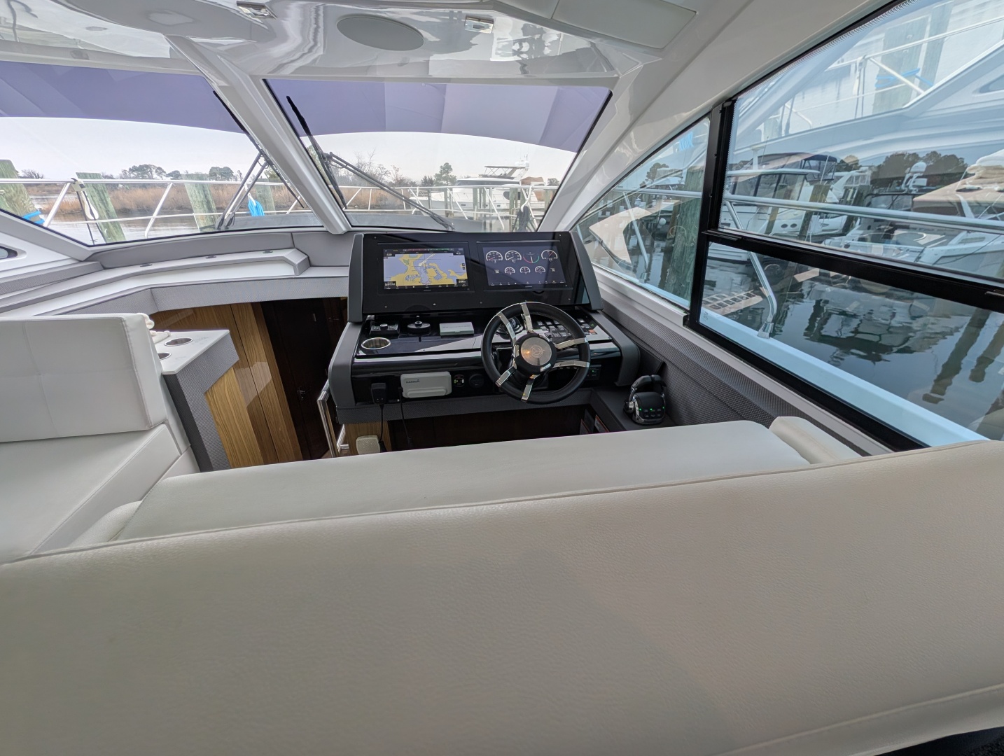 2022 Cruisers Yachts 54 Cantius - Image 14