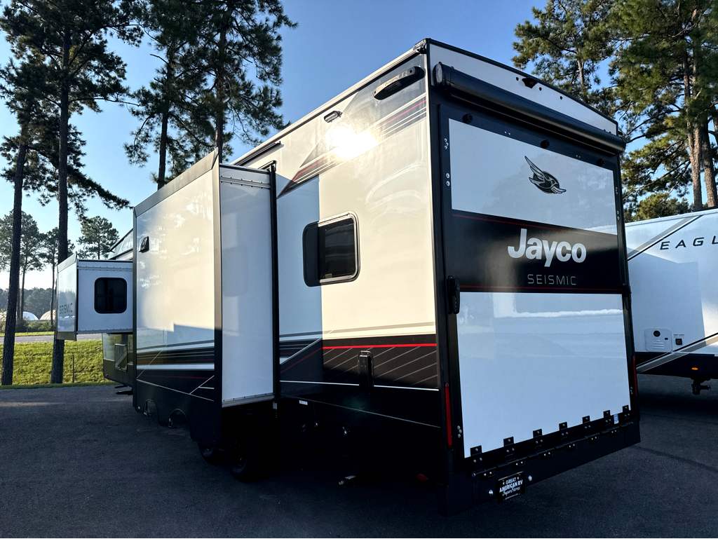 2027 JAYCO SEISMIC 265 - Image 3