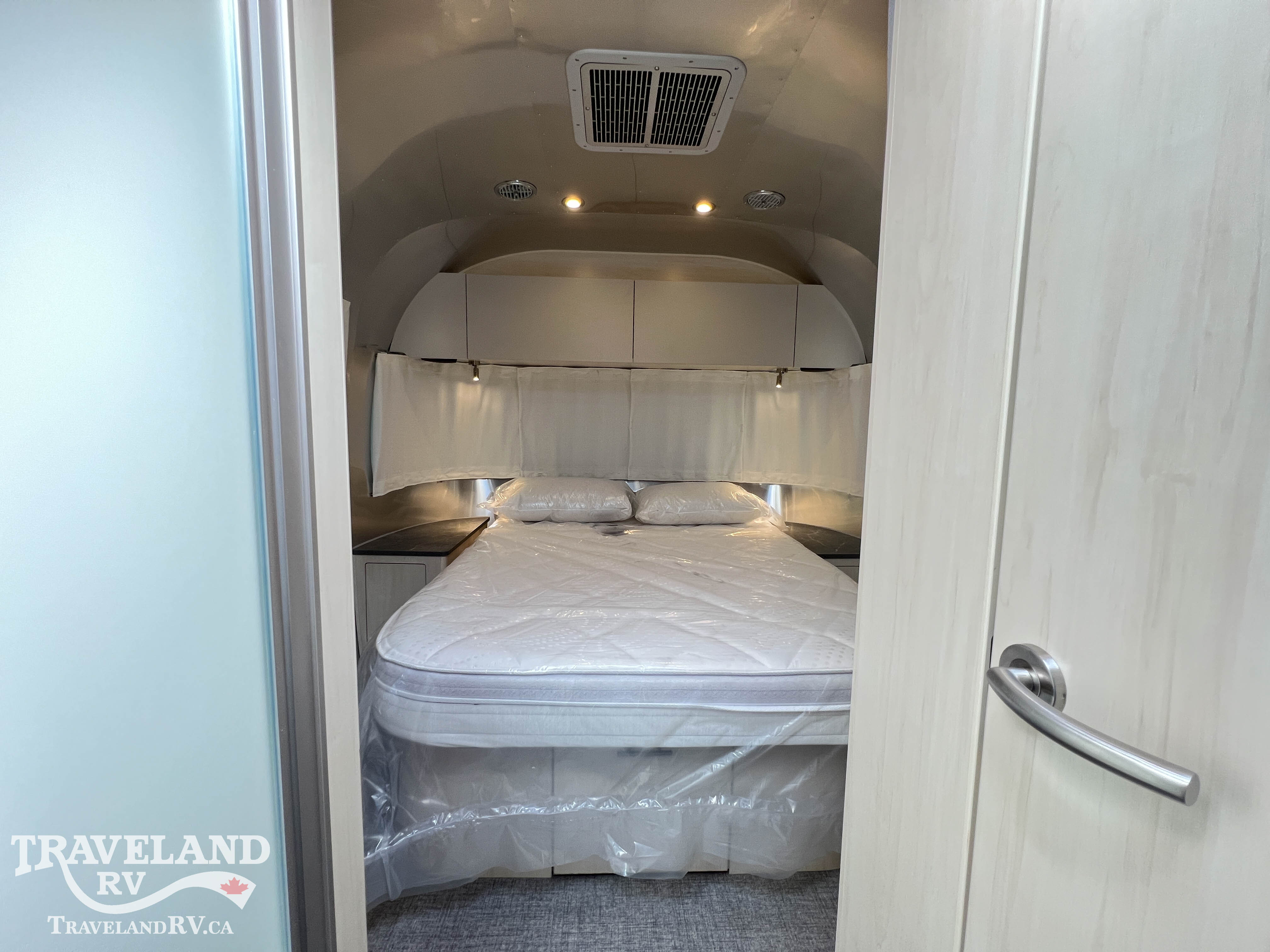 2026 Airstream Flying Cloud 27FB - Image 24