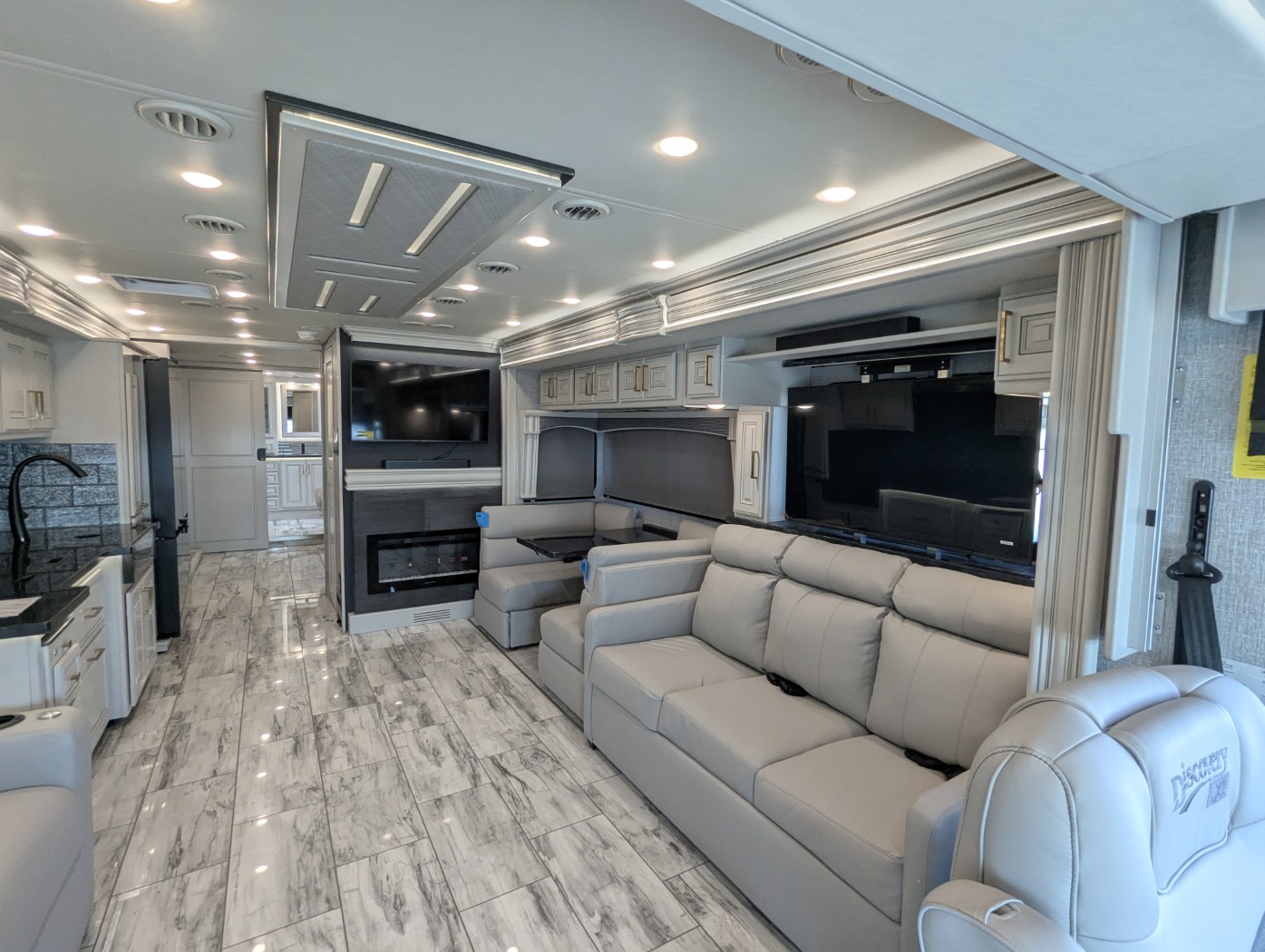 2026 Fleetwood Discovery LXE 40M - Image 14