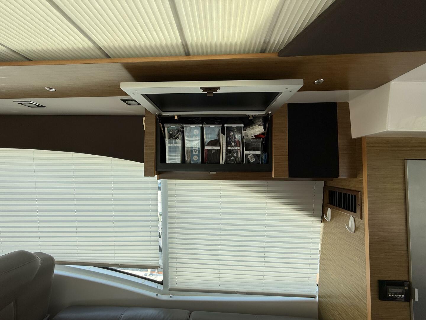2014 Cruisers Yachts 45 Cantius - Image 13
