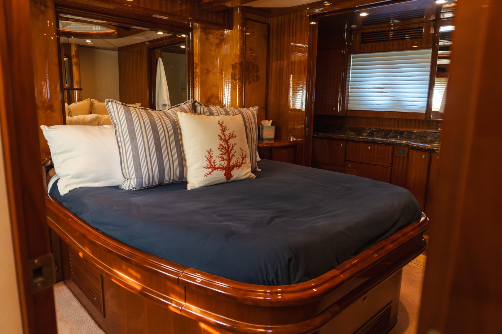 2012 McKinna 69 Skylounge - Image 12