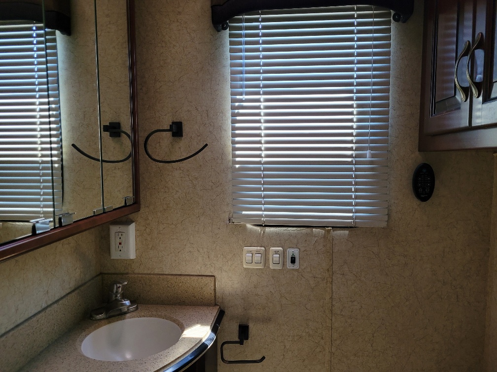 2011 Newmar Dutchstar 4020 - Image 14