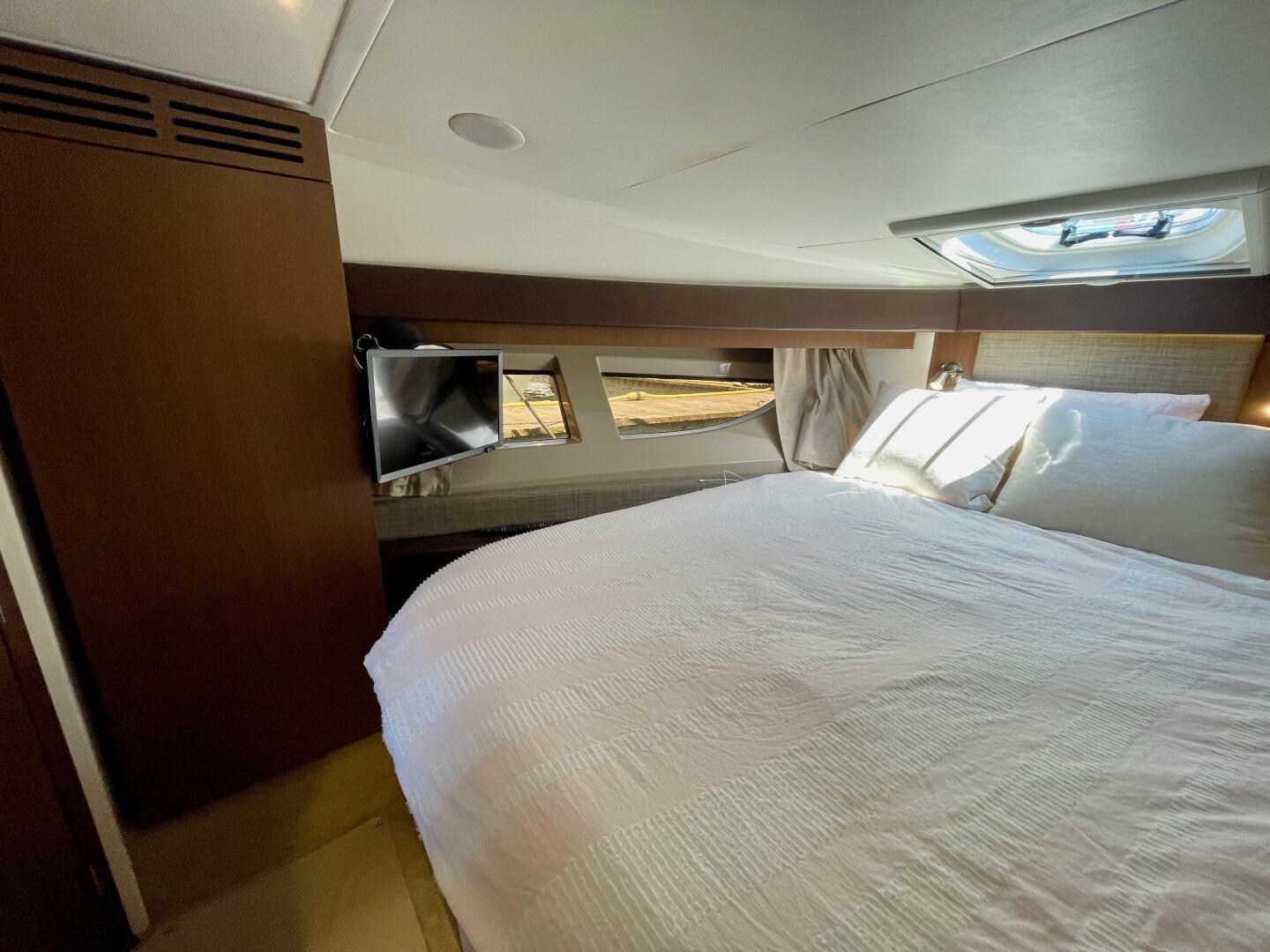 2017 Sea Ray 400 Sundancer - Image 50