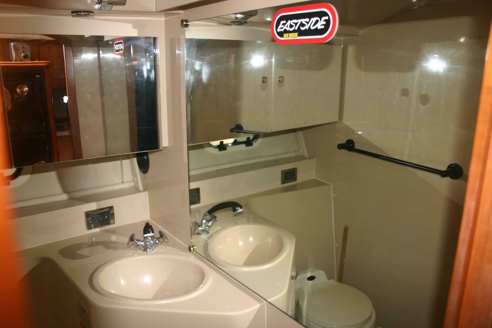2001 Cruisers Yachts 3750 Motor Yacht - Image 26