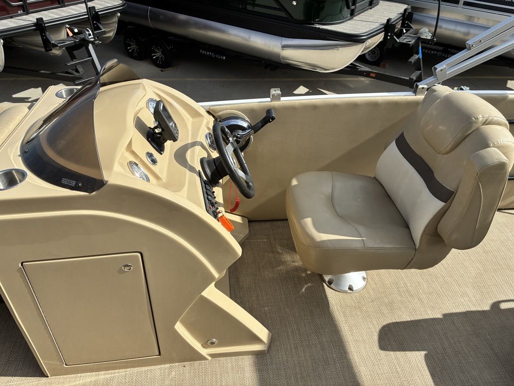 2015 Larson Escape 2200 RT - Image 16