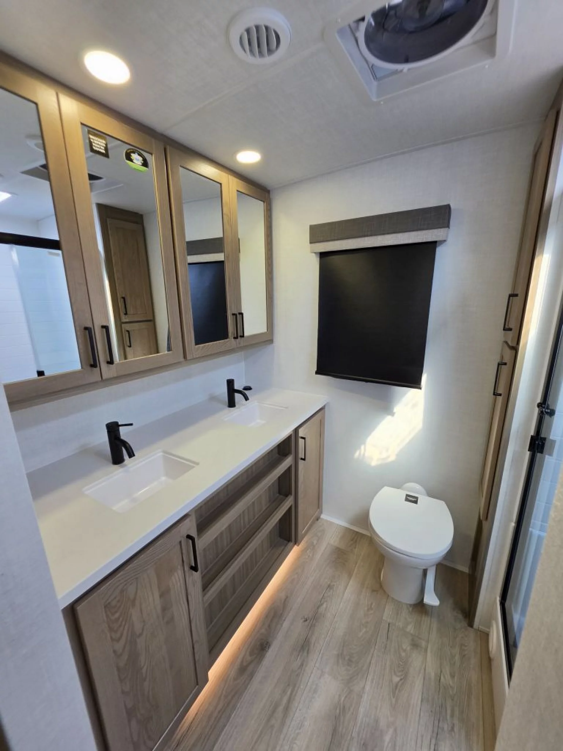 2027 FOREST RIVER ROCKWOOD ULTRA LITE 2623MBR - Image 19