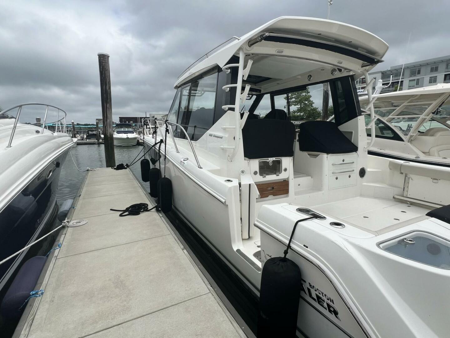 2021 Boston Whaler 405 Conquest - Image 21