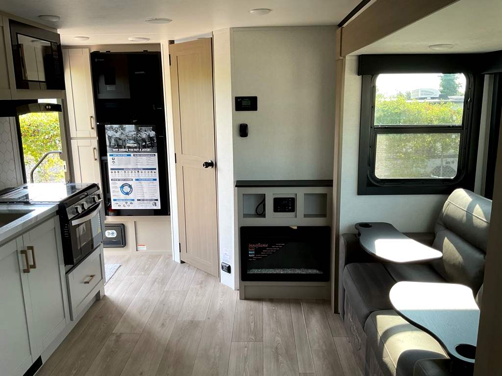 2027 JAYCO Jay Feather 18RBF - Image 8