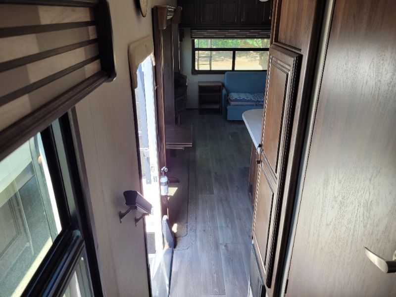 2018 Palomino Columbus 298RL - Image 23