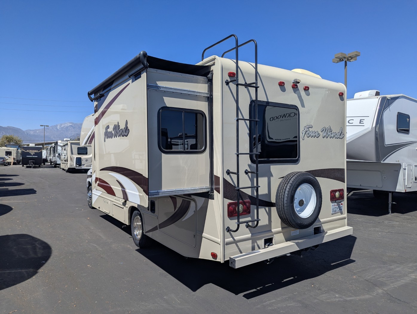 2017 Thor Motor Coach Four Winds 26B - Image 4