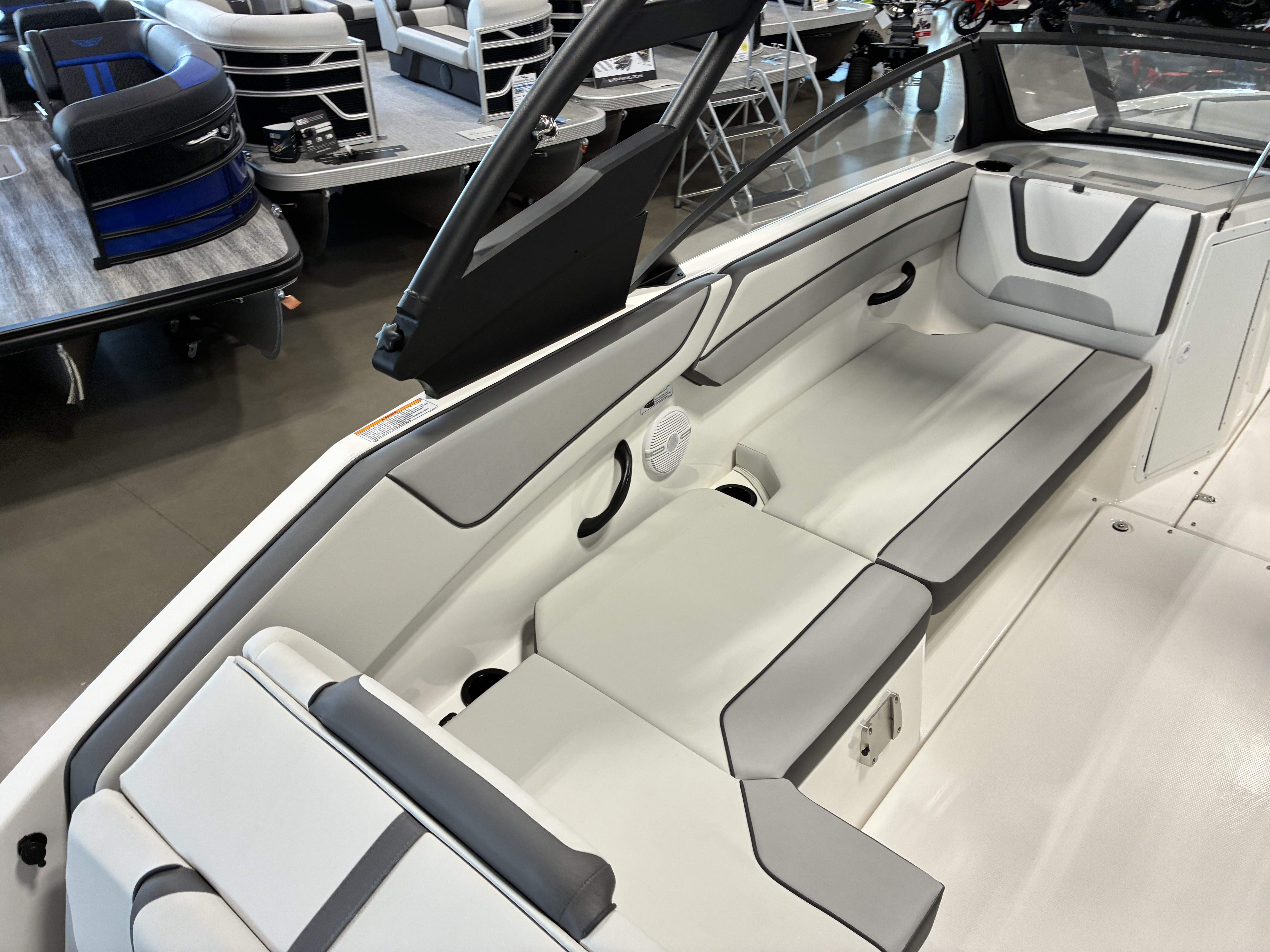 2026 Yamaha Boats AR220 - Image 8