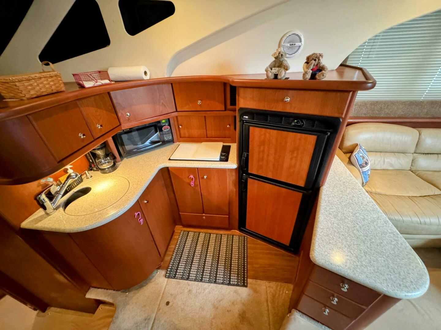 2005 Silverton 35 Motor Yacht - Image 30