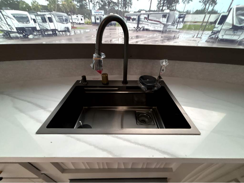 2025 CROSSROADS REDWOOD REGENCY 3881FKL - Image 24