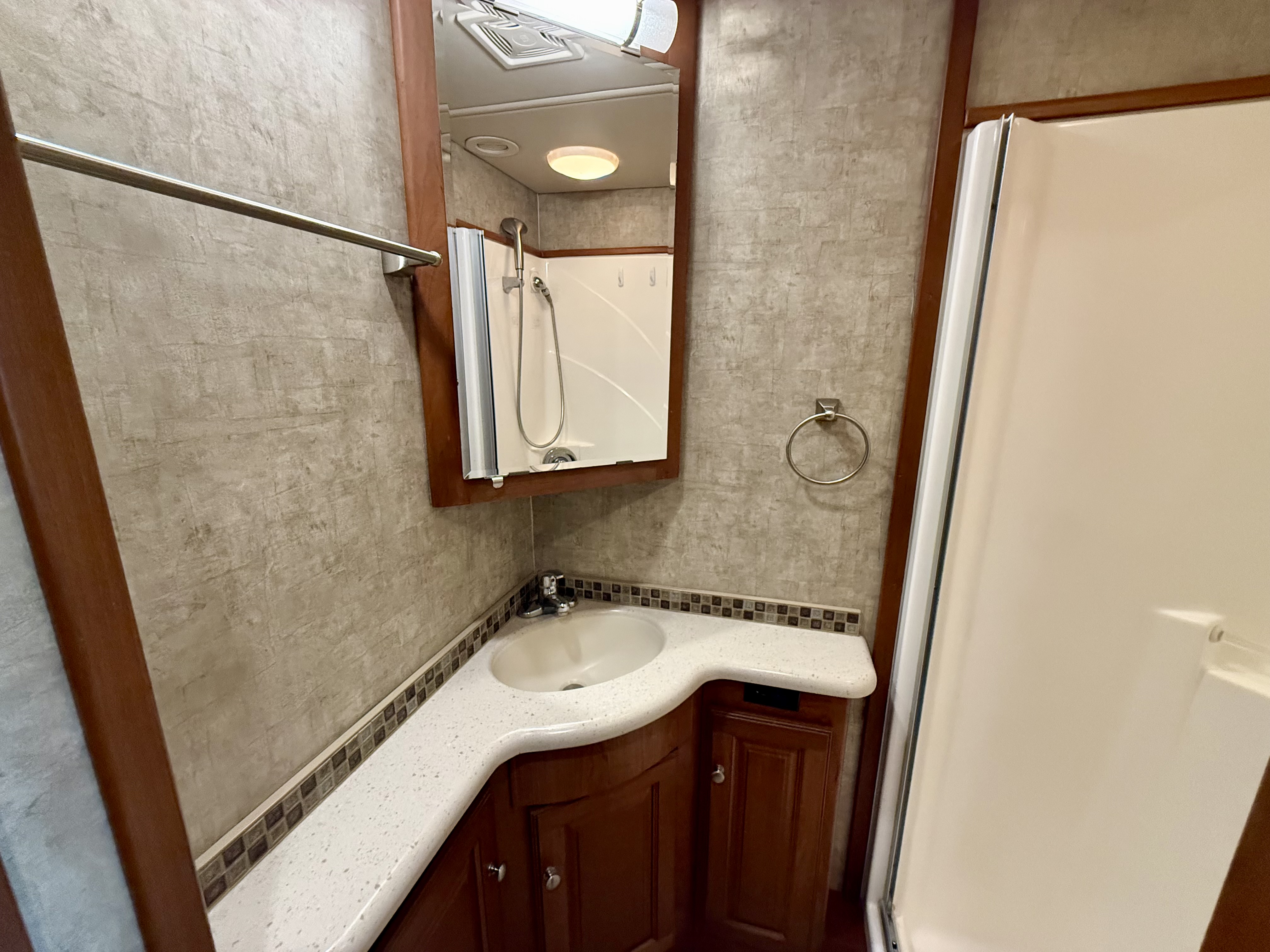 2015 Winnebago Adventurer 38Q - Image 20