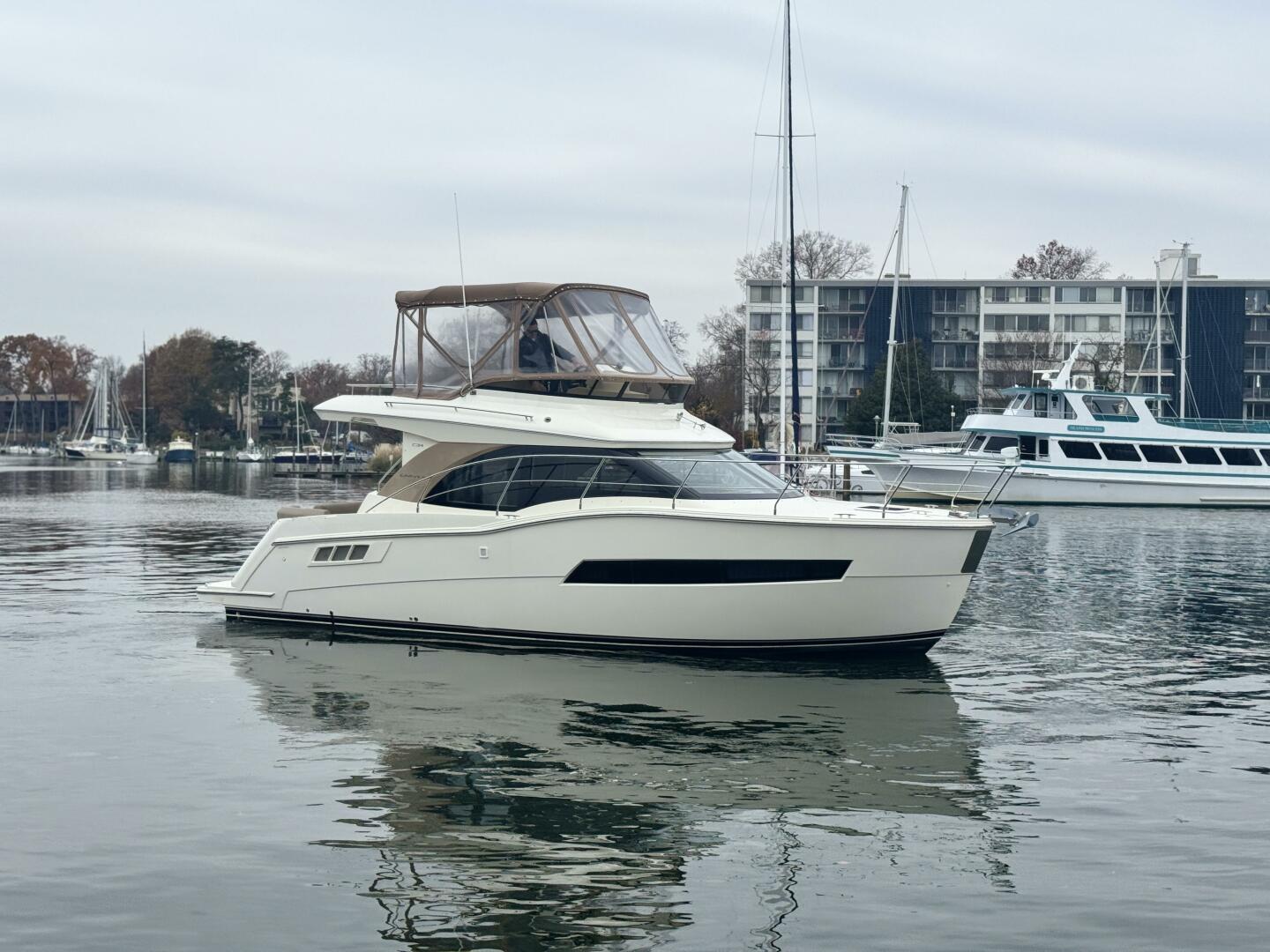 2016 Carver C34 Command Bridge - Image 10