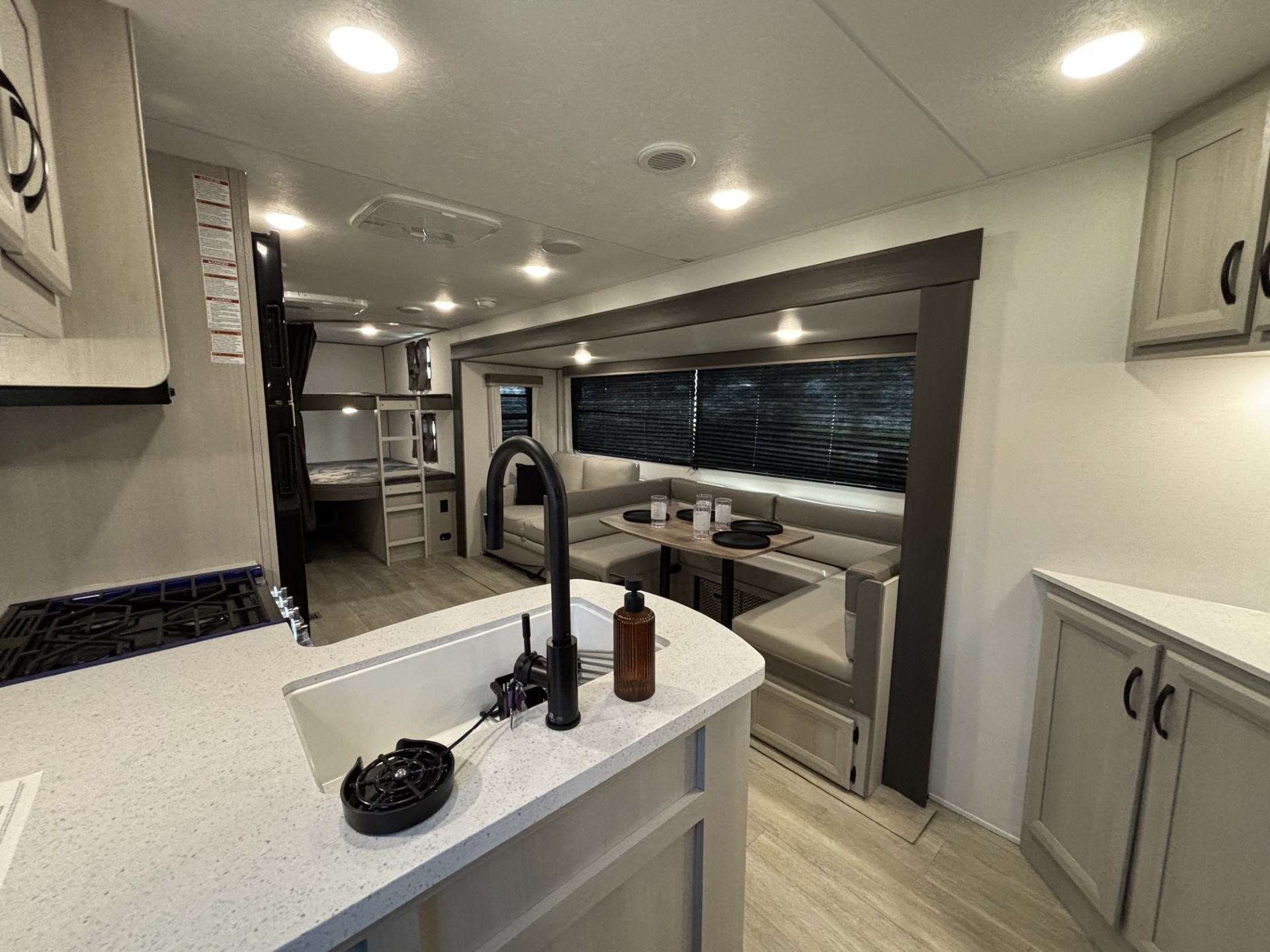 2027 Coachmen Catalina Legacy Edition 273DBHCK - Image 10