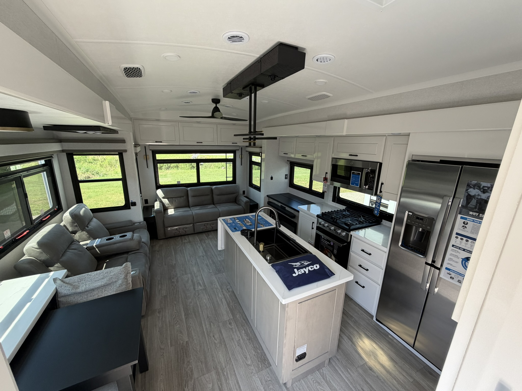 2027 JAYCO PINNACLE 32RLTS - Image 21