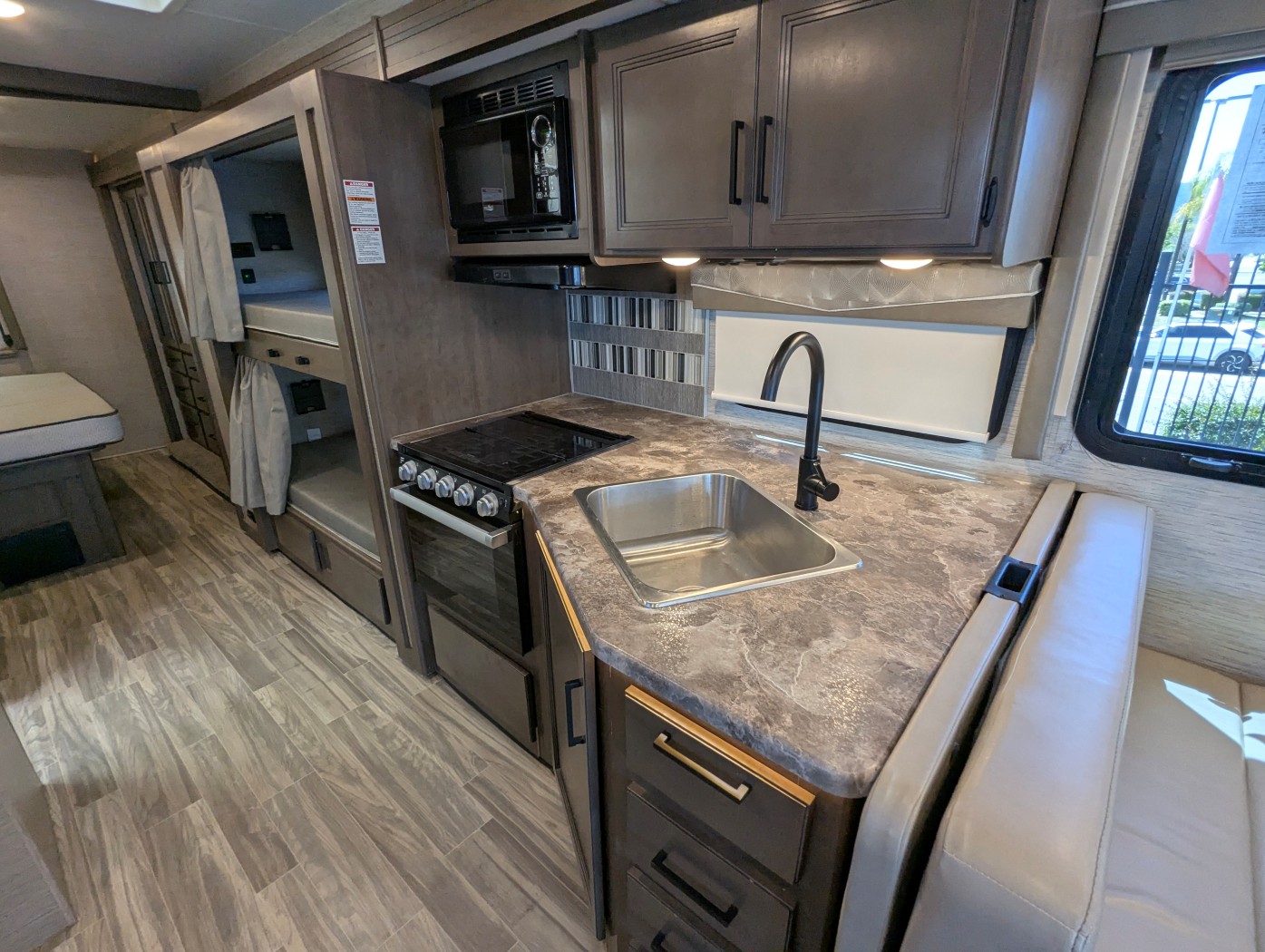 2022 Thor Motor Coach A.C.E. 32.3 - Image 18