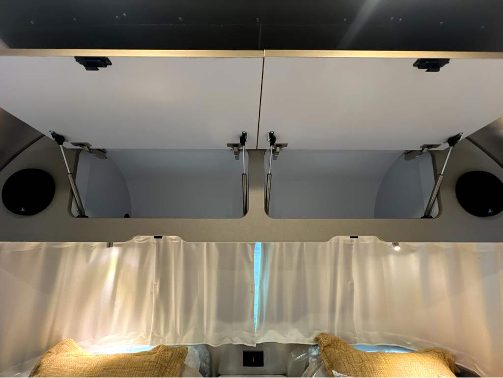 2027 AIRSTREAM FLYING CLOUD 23FBT - Image 24