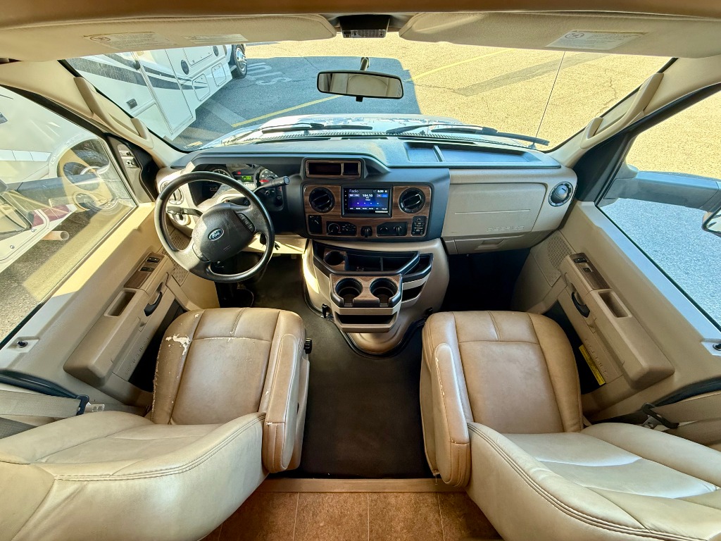 2017 Chateau 31W - Image 10