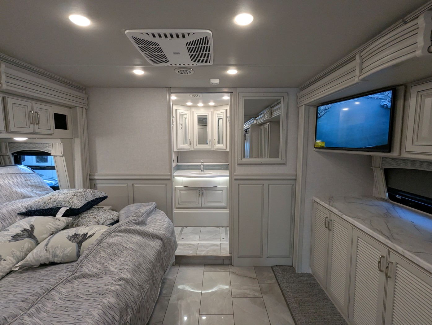 2026 Fleetwood Discovery 38N - Image 32
