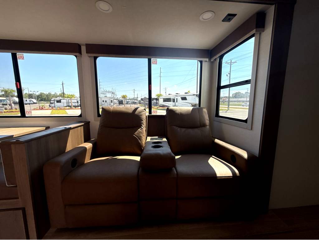 2027 VENTURE RV SPORTTREK 333VIK - Image 15