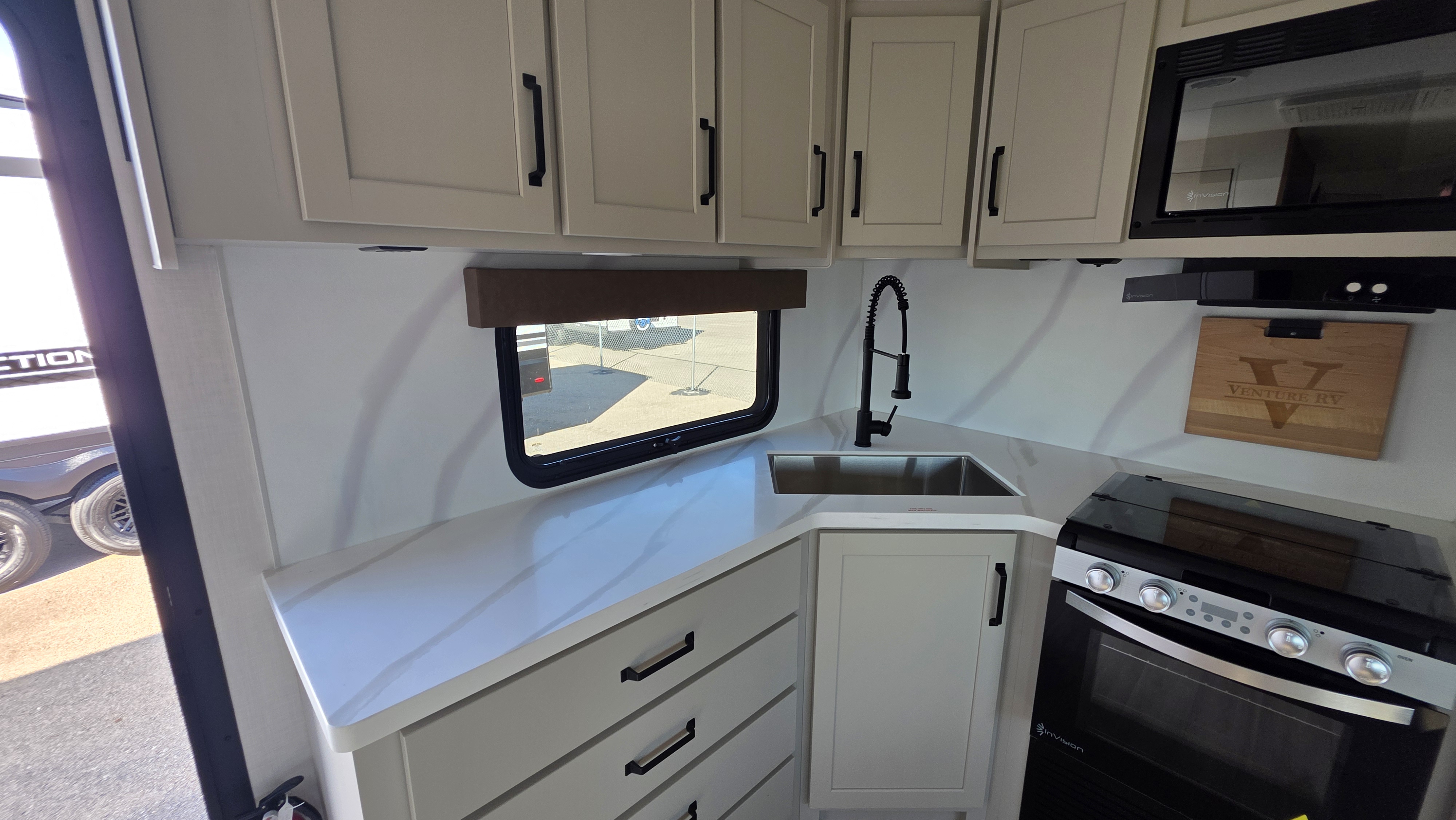 2027 VENTURE RV SPORTTREK 272VRK - Image 15