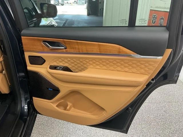 2024 Jeep Grand-Cherokee-L Laredo Altitude 4x4 - Image 25