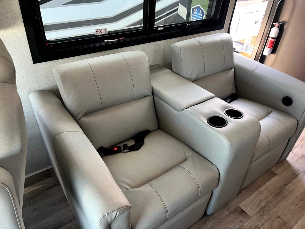 2026 THOR MOTOR COACH PALAZZO 33.6 - Image 10