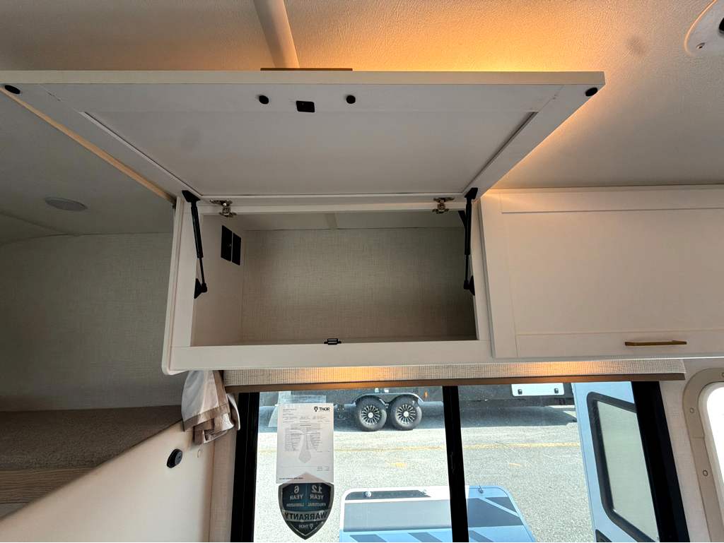 2027 THOR MOTOR COACH MAGNITUDE GA28 - Image 32