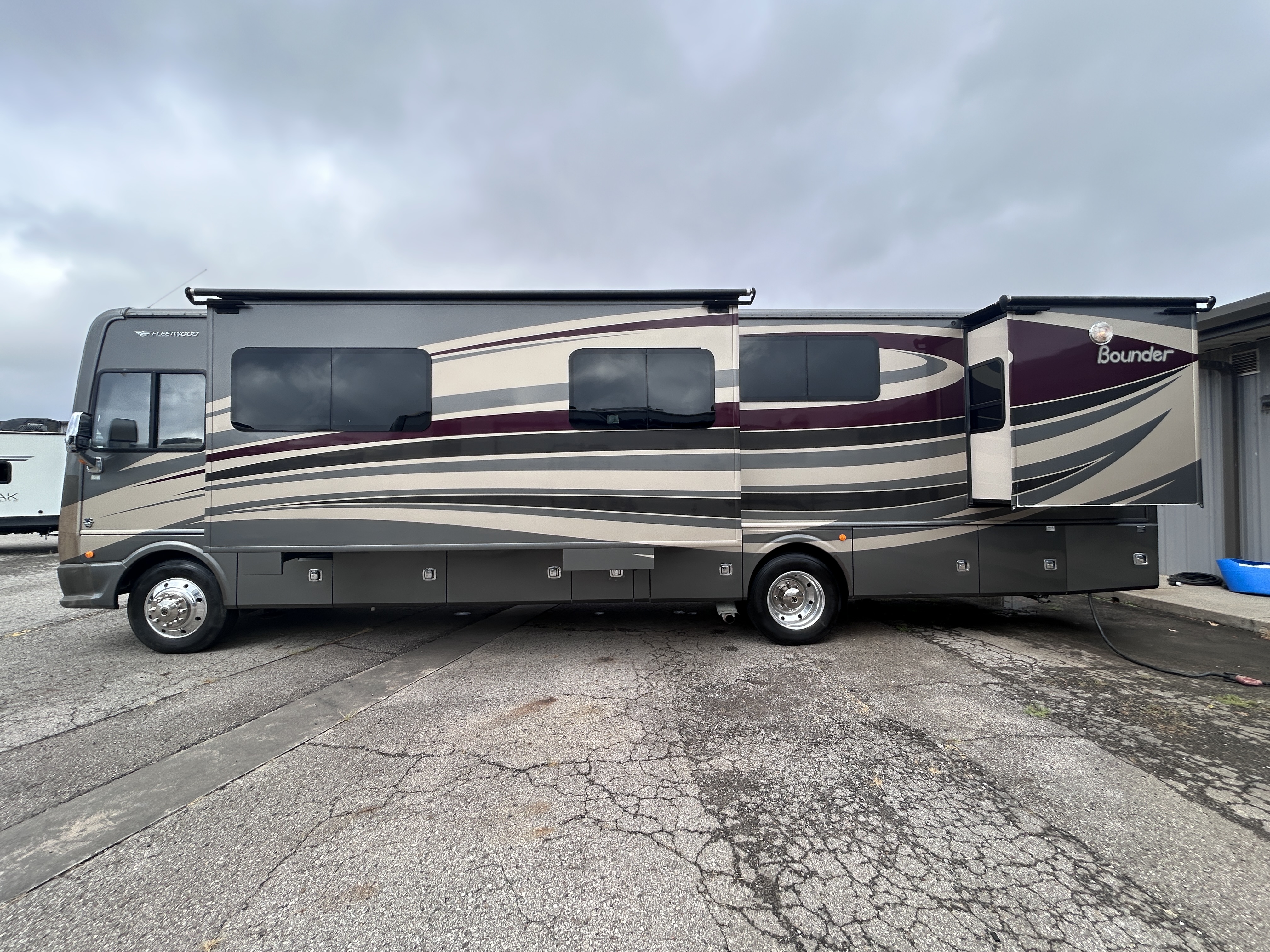 2017 Fleetwood Bounder 36Y - Image 5