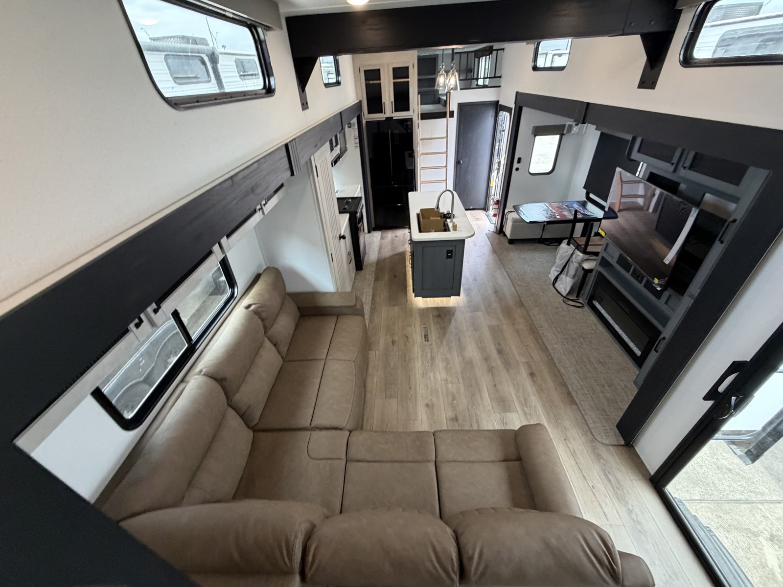 2026 PALOMINO PUMA 420LFT - Image 31
