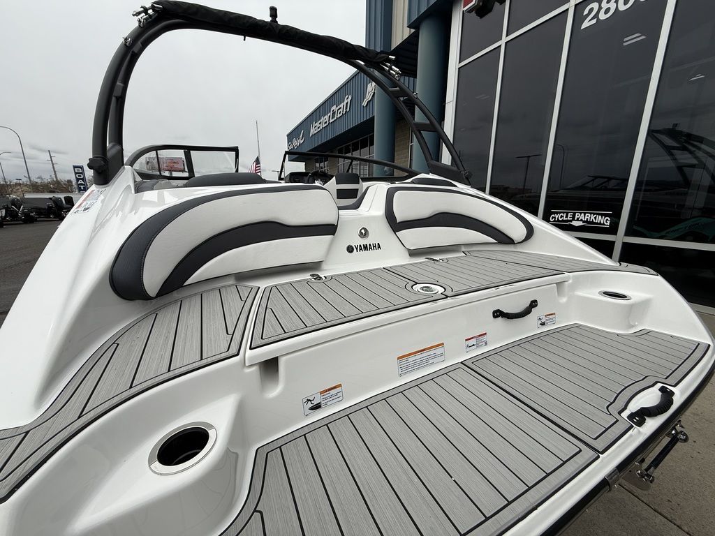 2025 Yamaha Boats AR195 - Image 7