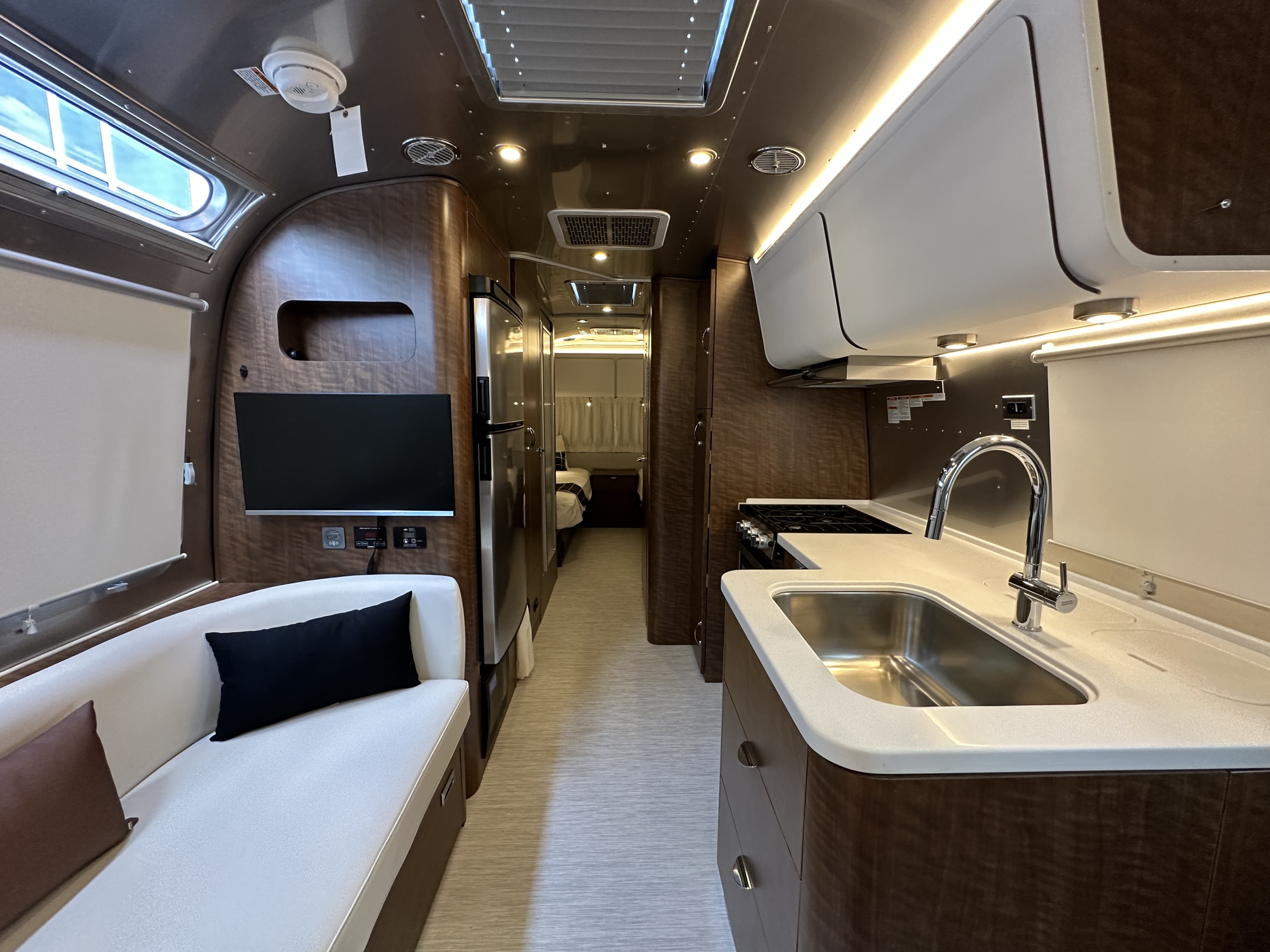 2027 Airstream Globetrotter 27FB Twin - Image 12