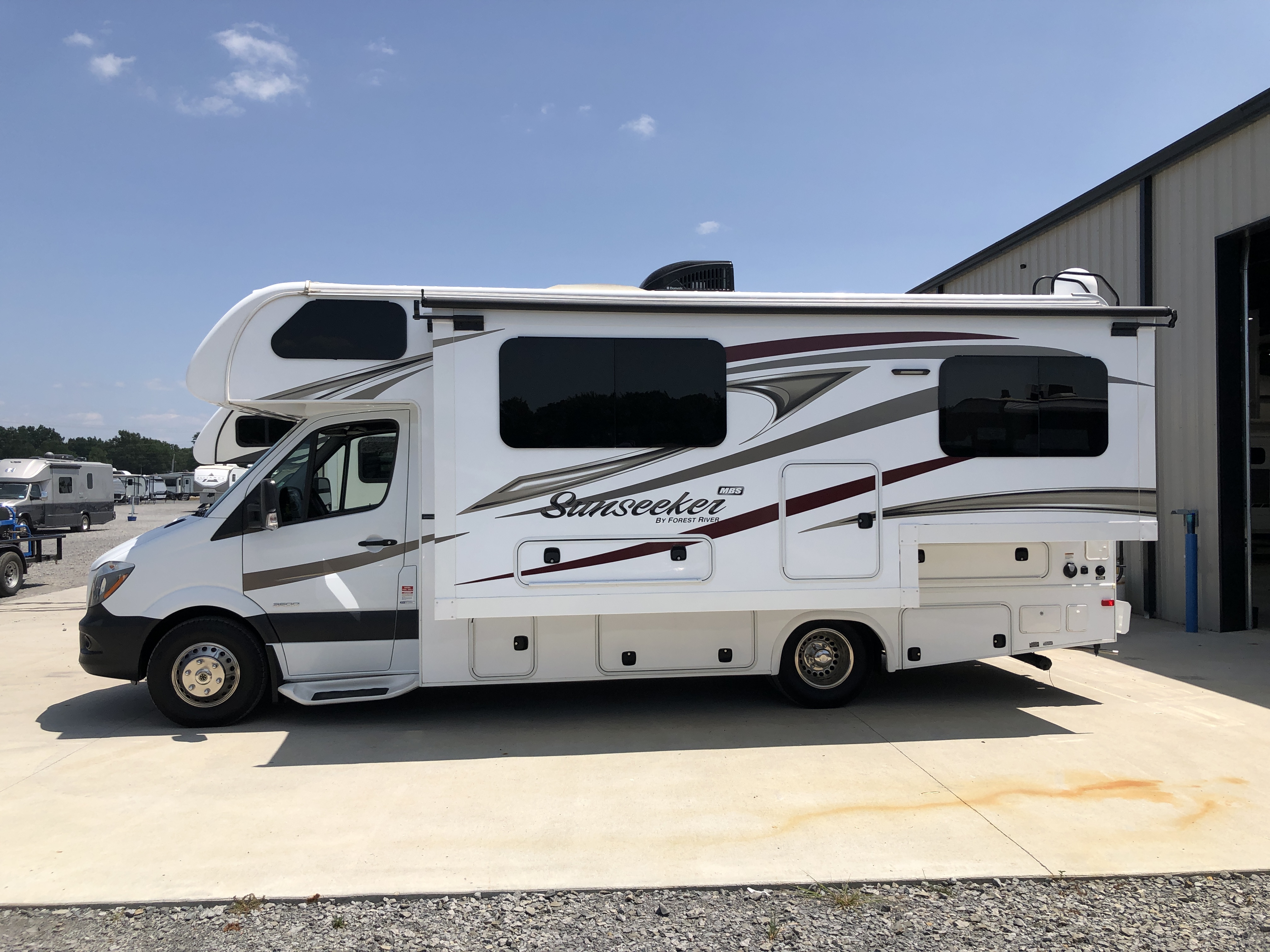 2016 Forest River SUNSEEKER 2400WS - Image 4