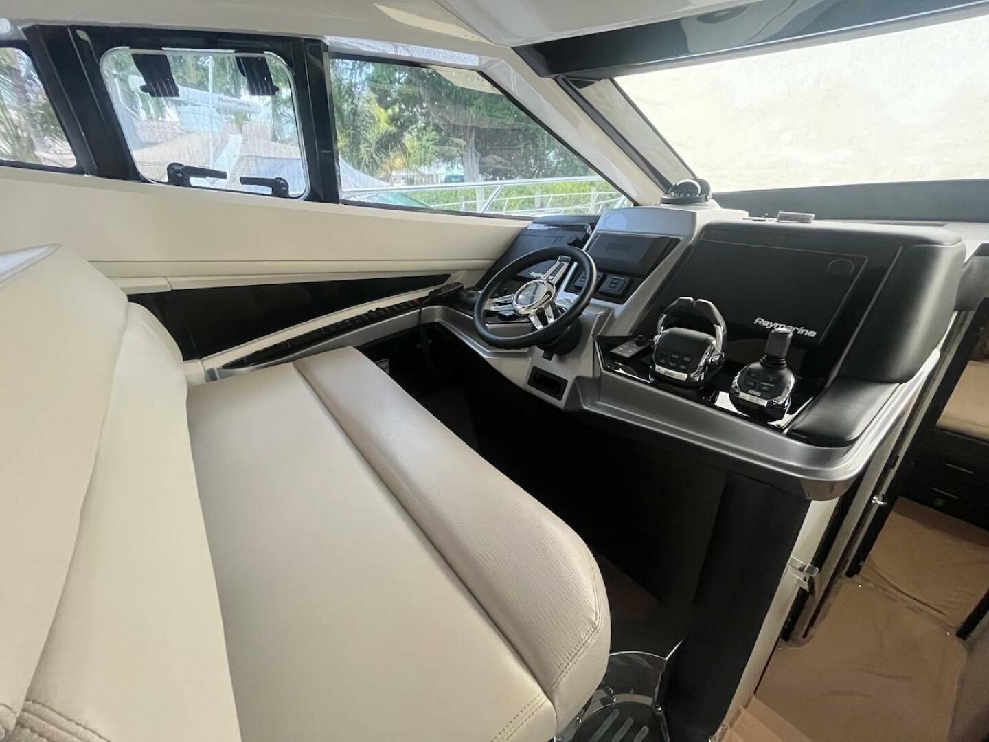2017 Marquis 500 Sport Yacht - Image 34
