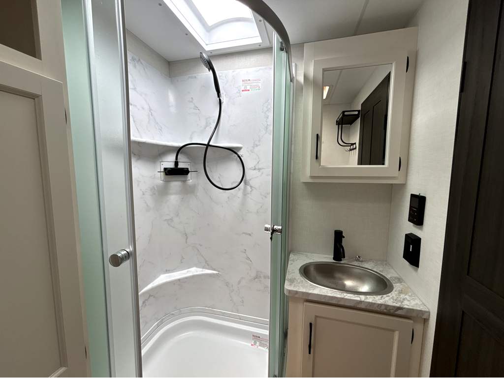 2026 VENTURE RV SPORTTREK 327VIK - Image 23