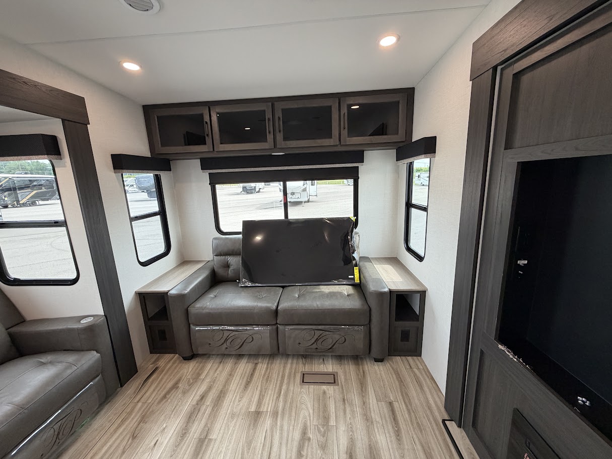 2027 VENTURE RV SPORTTREK 303VIK - Image 11