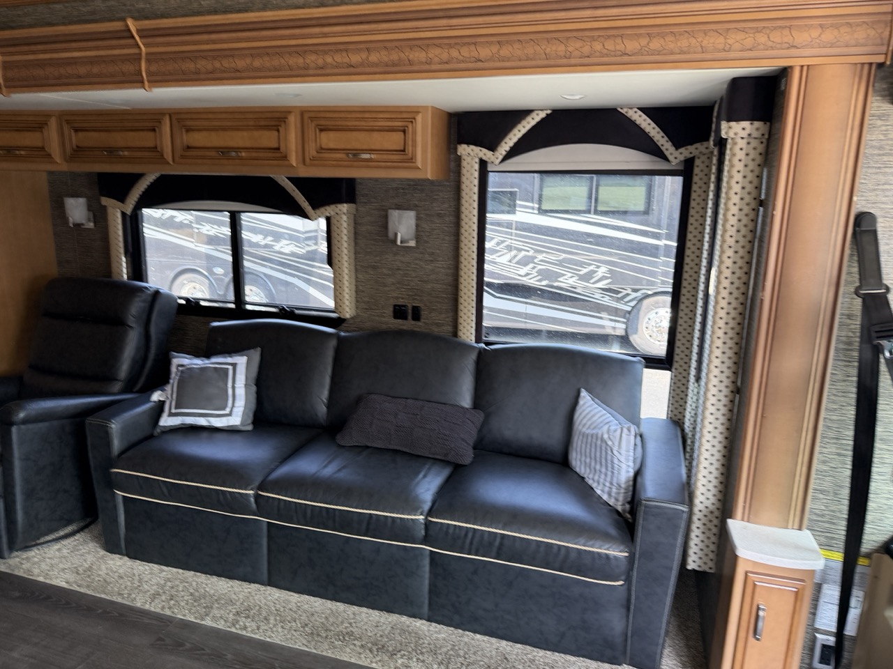 2016 Newmar Ventana LE 4044 - Image 6