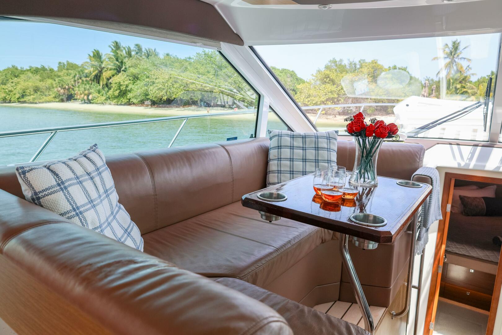 2014 Cruisers Yachts 45 Cantius - Image 48