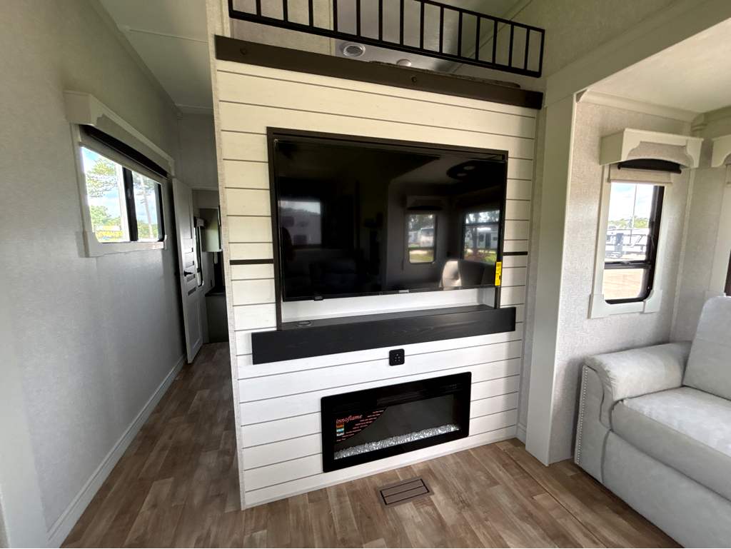 2025 CROSSROADS REDWOOD REGENCY 3881FKL - Image 17