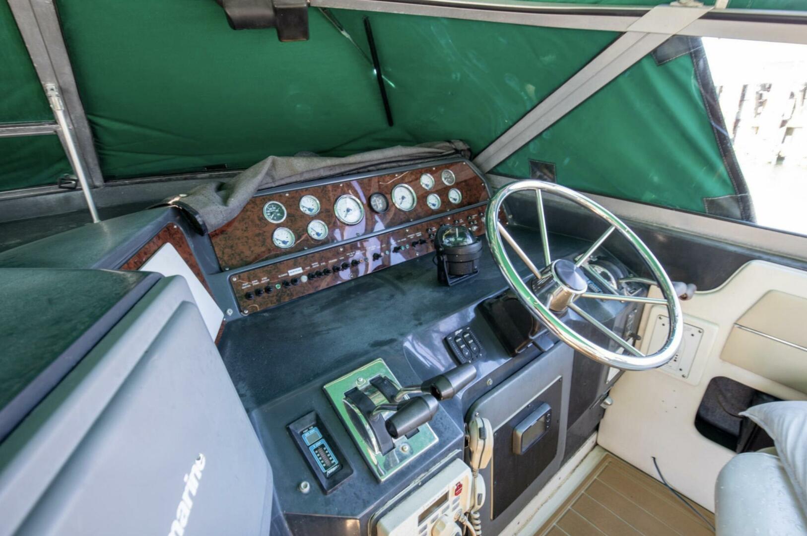 1990 Sea Ray 420 Sundancer - Image 16