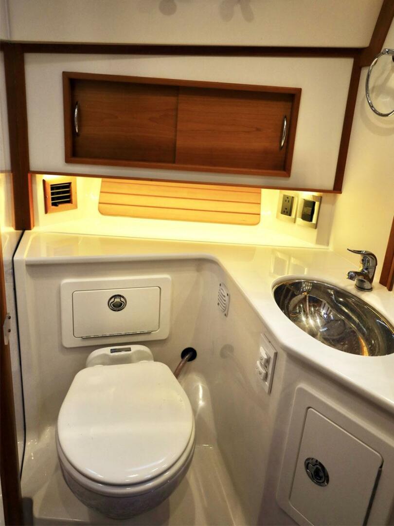 2018 Sabre 48 Flybridge Sedan - Image 24
