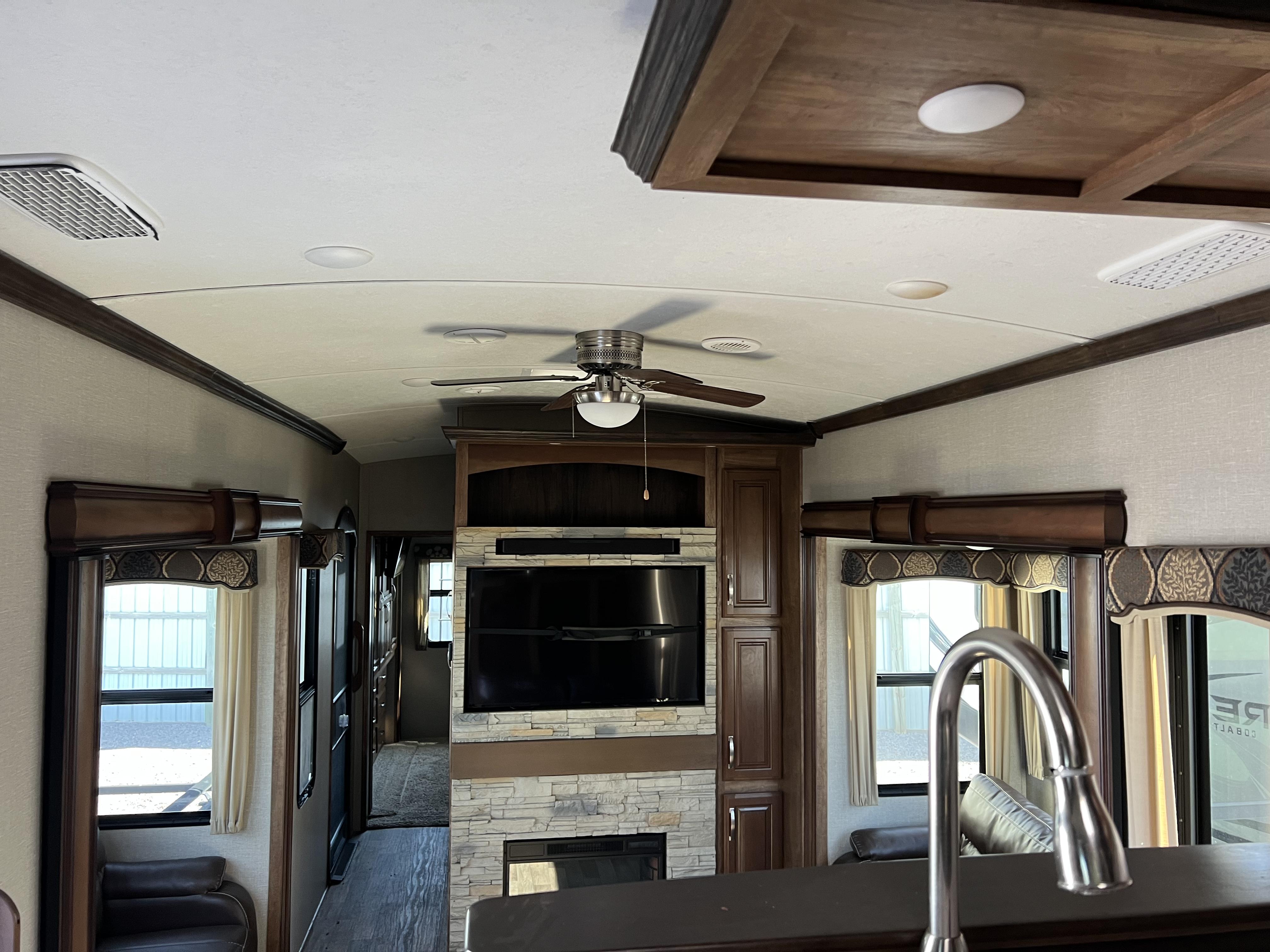 2018 Keystone Montana 3820FK - Image 10