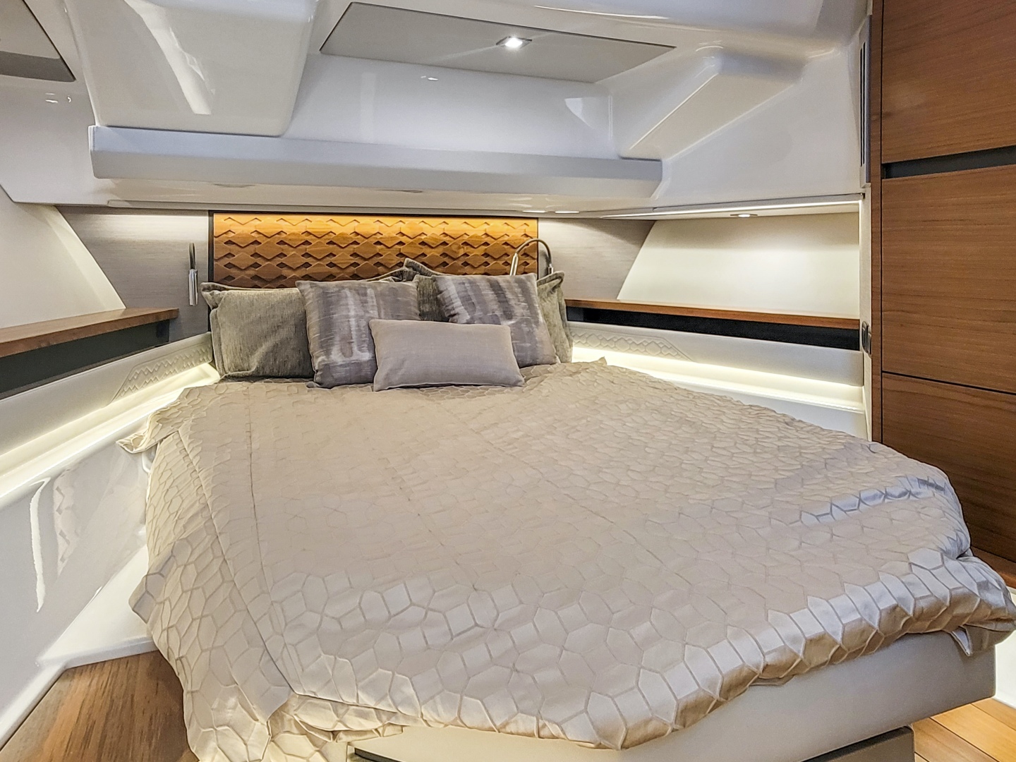2022 Tiara Yachts - Image 22