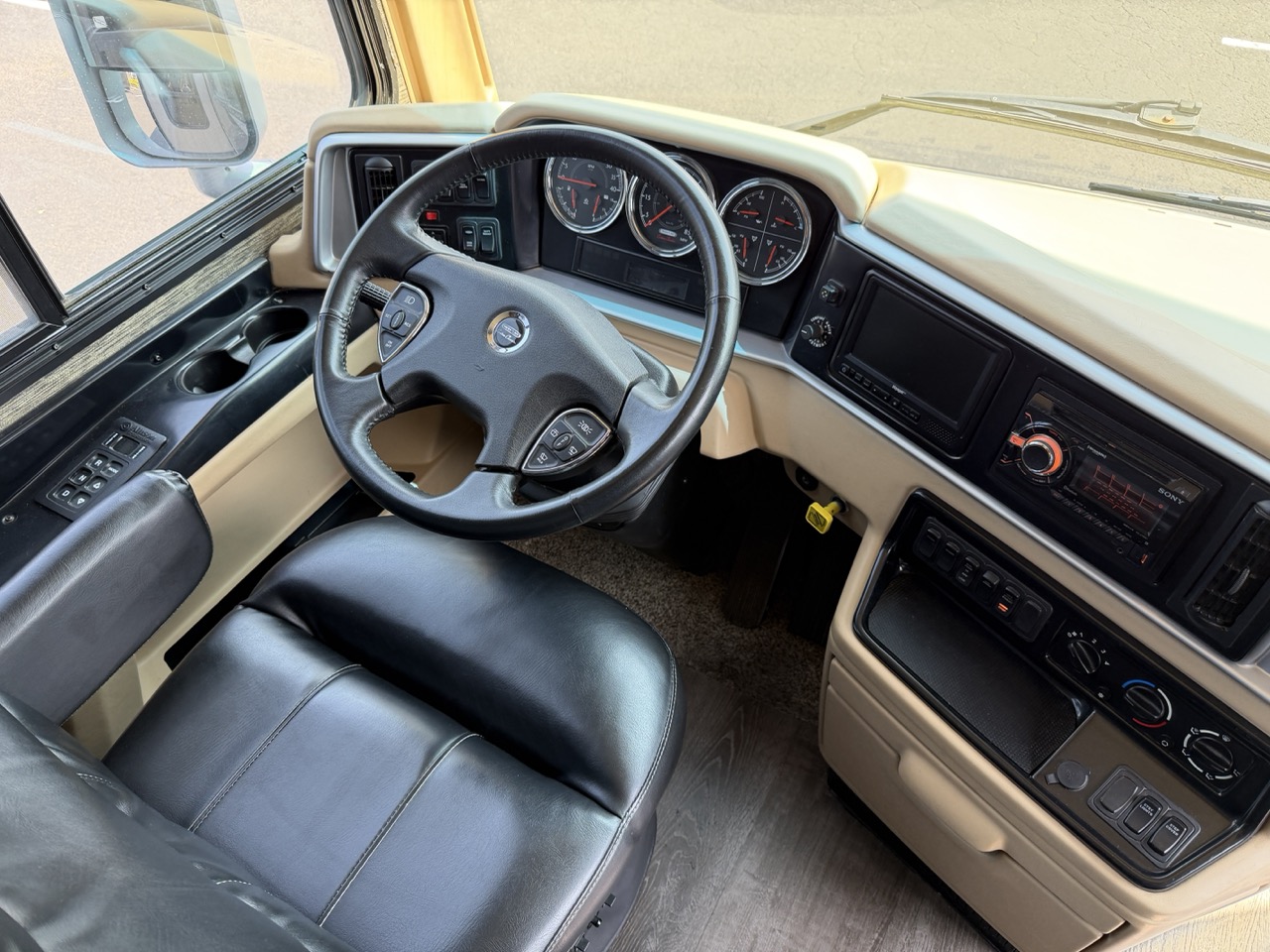 2016 Newmar Ventana LE 4044 - Image 3