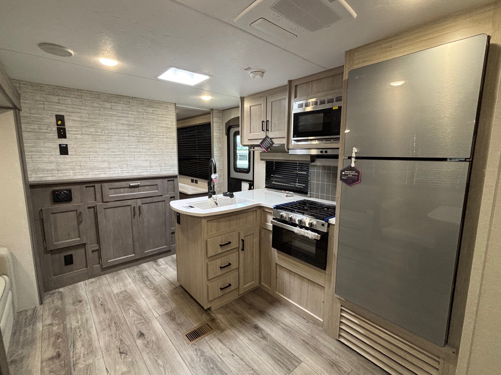 2026 Coachmen Catalina Legacy Edition 343BHTS - Image 15