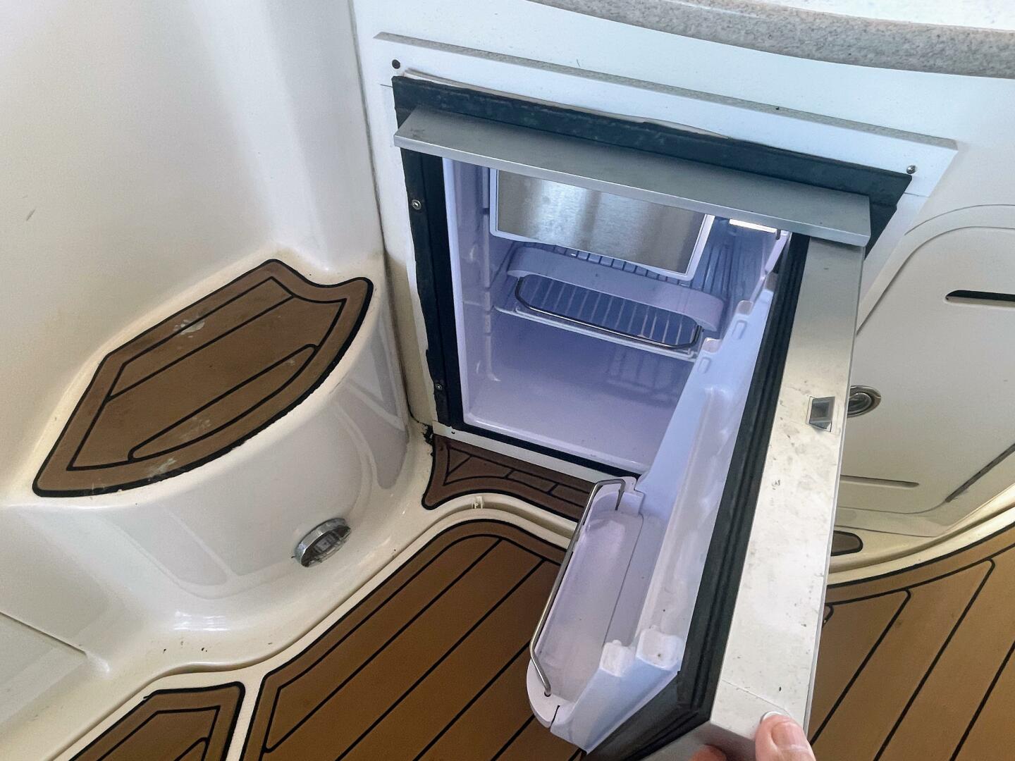 2006 Sea Ray 320 Sundancer - Image 6