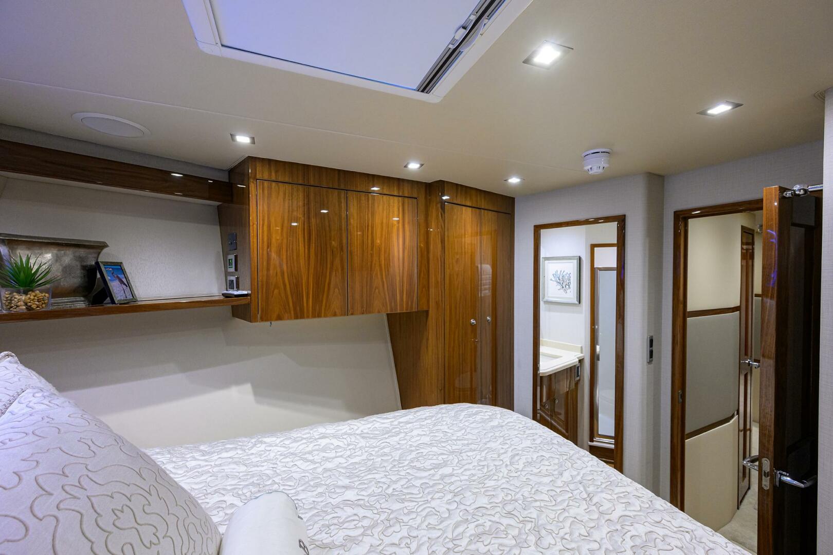 2021 Viking 72 Convertible - Image 18